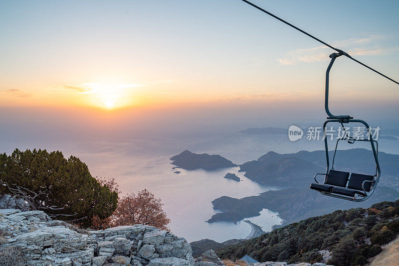 Fethiye Babadag空中缆车在日落时在Mugla